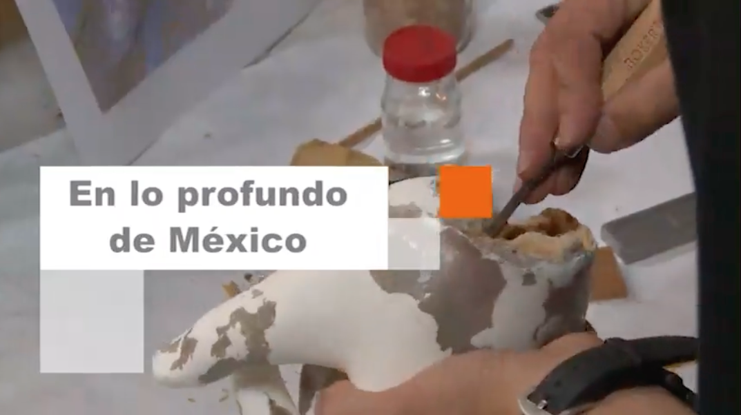 A pair of hands hold a white piece with worn areas revealing brown peelings beneath. Title, "En lo Profundo de Mexico."